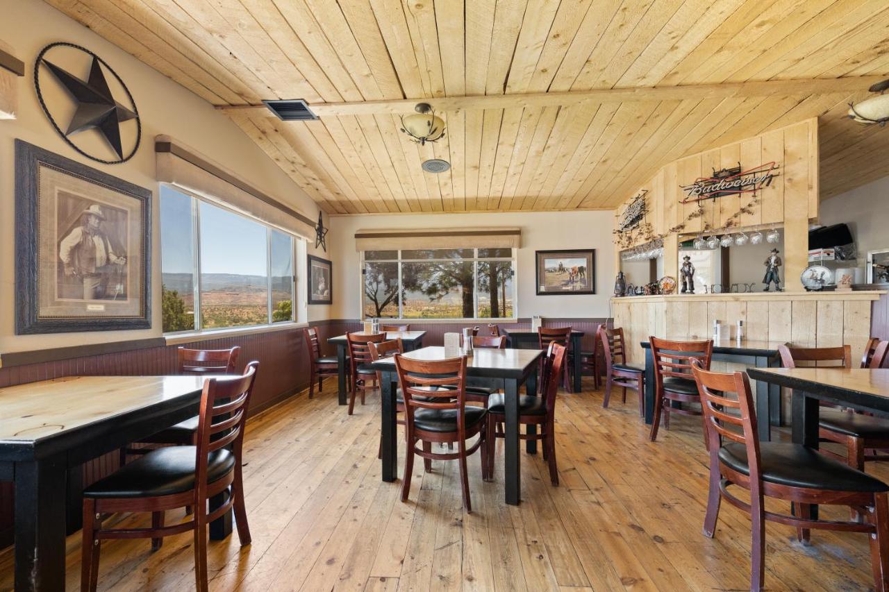 Broken Spur Inn & Steakhouse — photo 20
