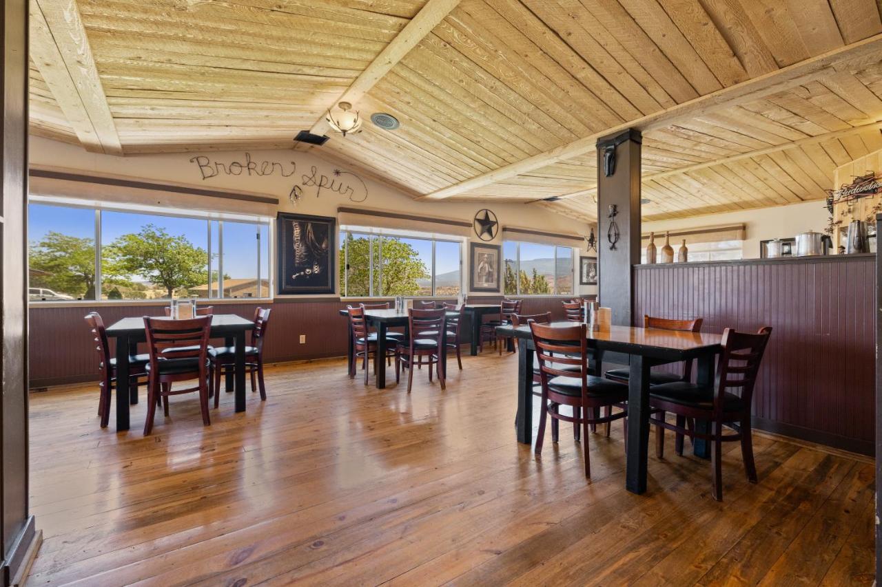Broken Spur Inn & Steakhouse — photo 4