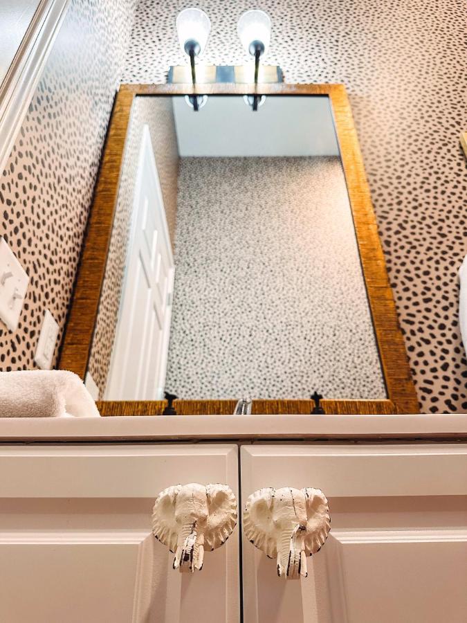 Dreaming With Dolly - Luxe Stay Near Broadway - 3