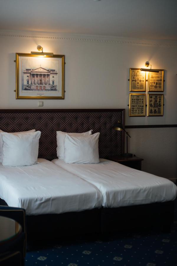 Een bed of bedden in een kamer bij Boutique Hotel De Doelen