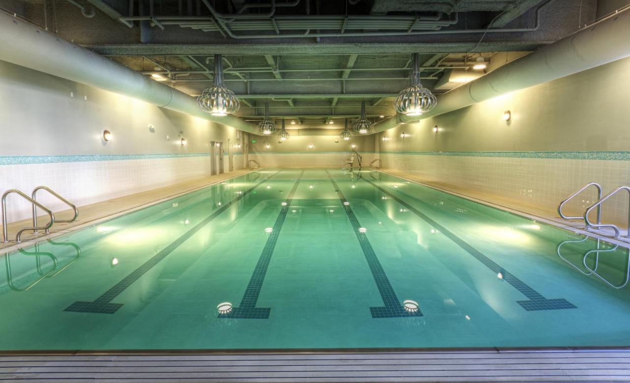 Heated swimming pool: Hotel Ballard
