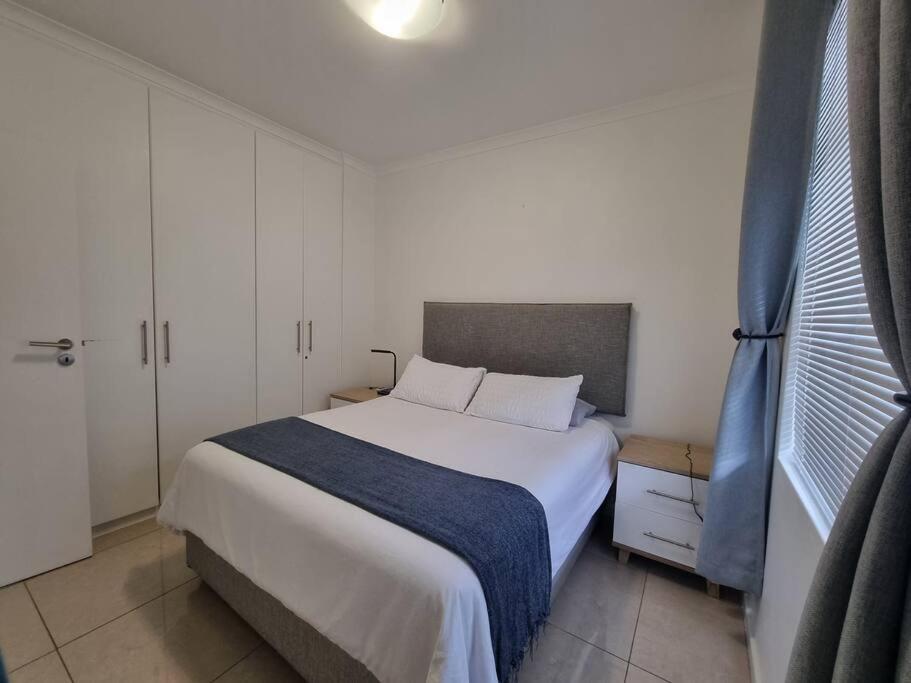 Beachfront Apartment on Muizenberg Surfers Corner - 2