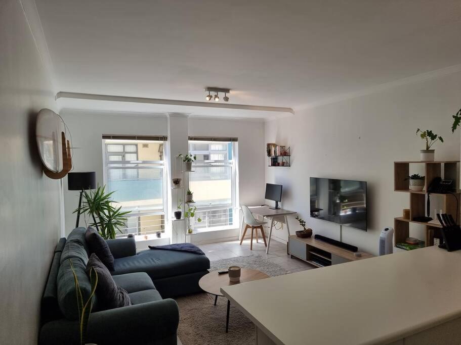 Beachfront Apartment on Muizenberg Surfers Corner - 5