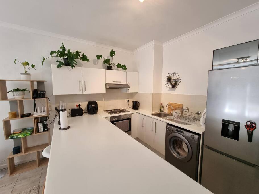 Beachfront Apartment on Muizenberg Surfers Corner - 4