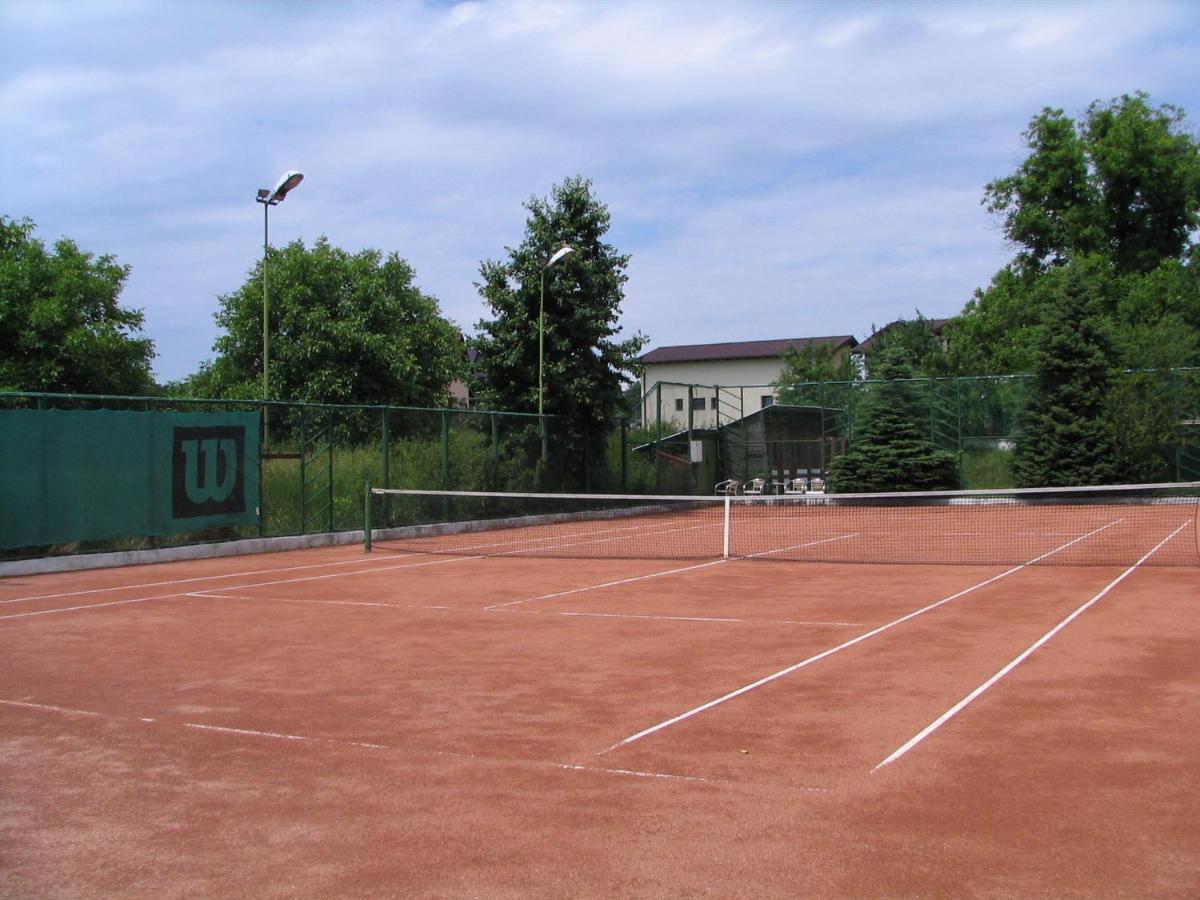 Tennis court: Hotel Karo