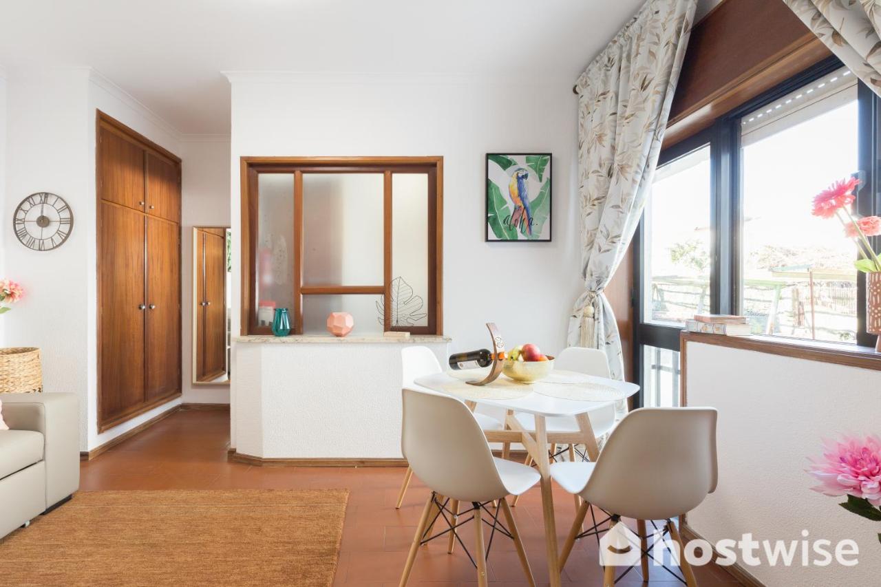 Host Wise - Comfy Bright Flats with Netflix - 4