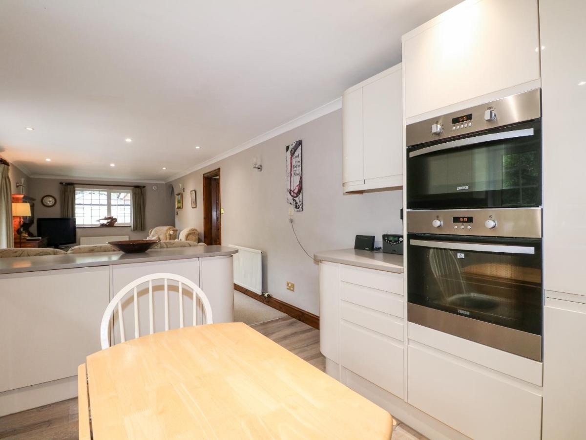 Miswells Cottages - Lake View photo