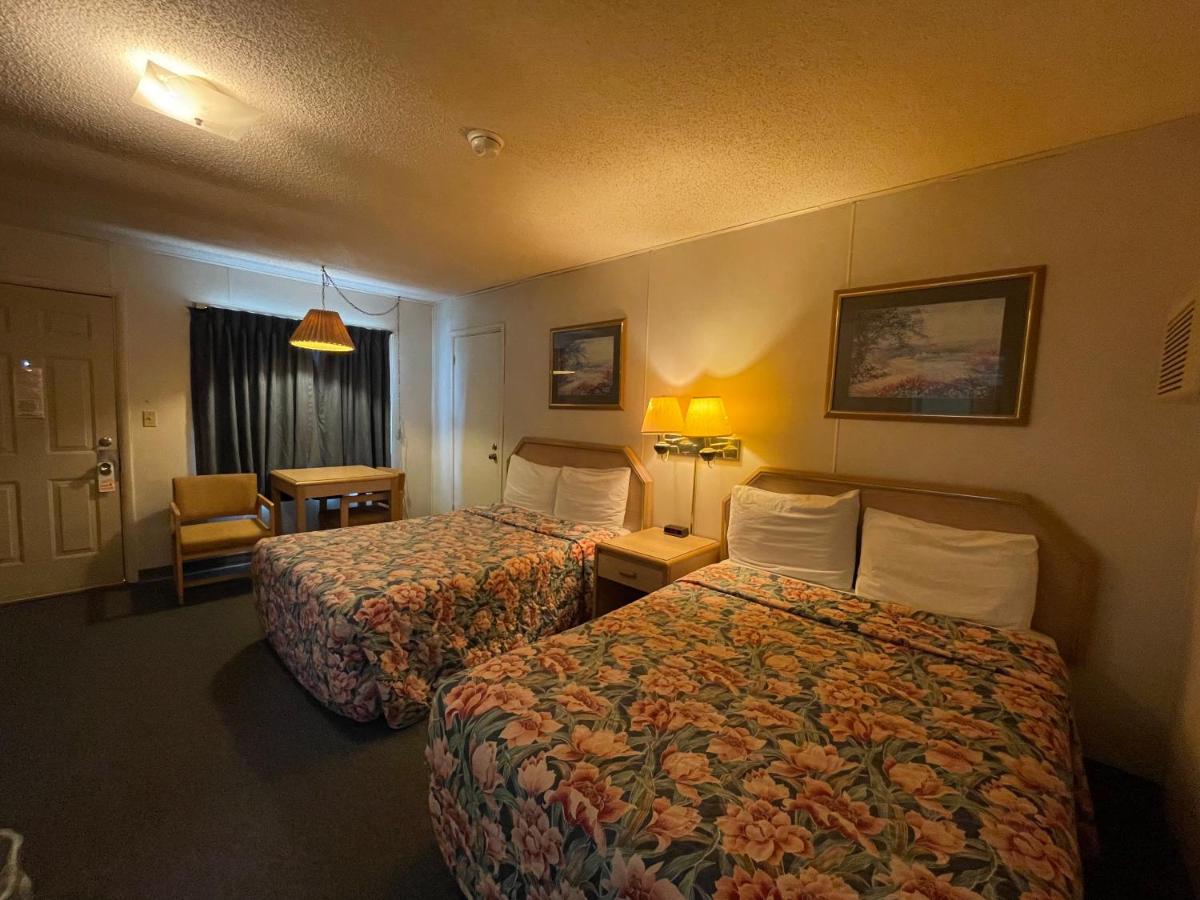 Twin Pines Motel — photo 2