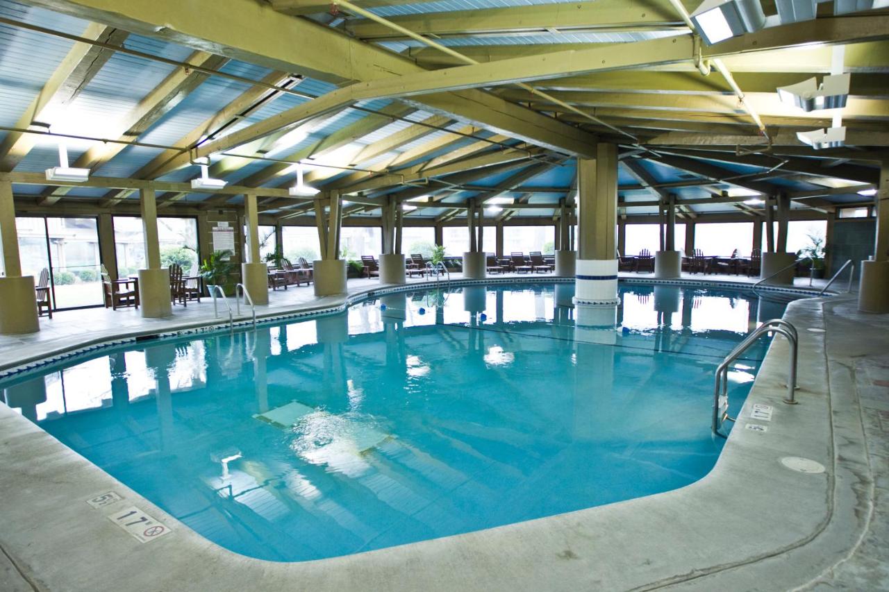 Heated swimming pool: Lake Lawn Resort