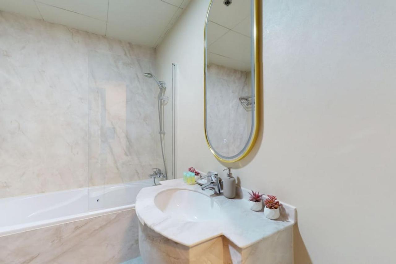 Vacationer Holiday Homes I Elegant One Bedroom I V3 Tower - 3