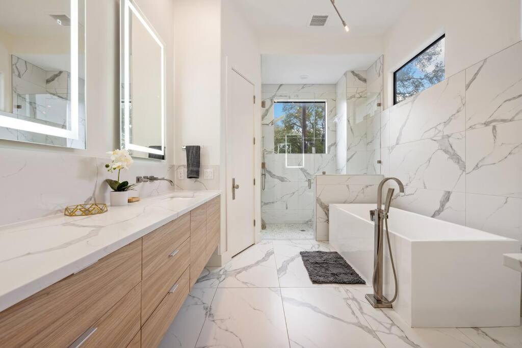 central contemporary w/ POOL and SPA - 4