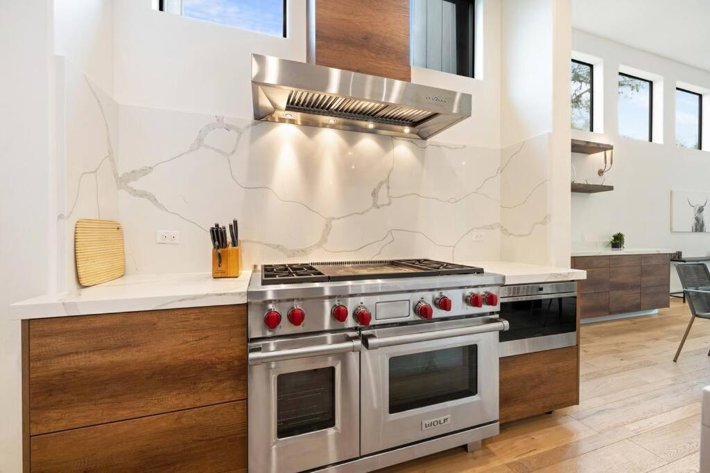 central contemporary w/ POOL and SPA - 3