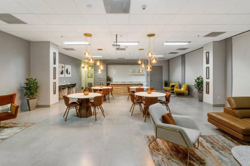 37th floor Amazing spacious unit with parking - 5