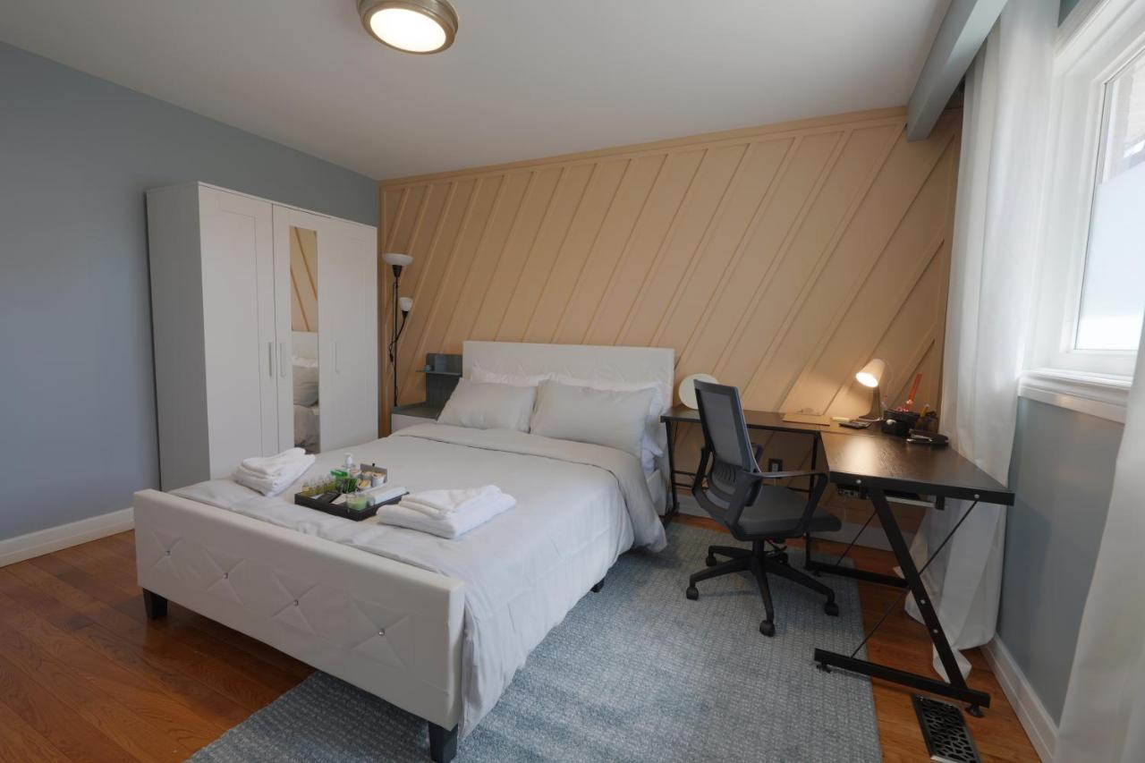 Spacious Master Bedroom with private bathroom near Finch subway station photo