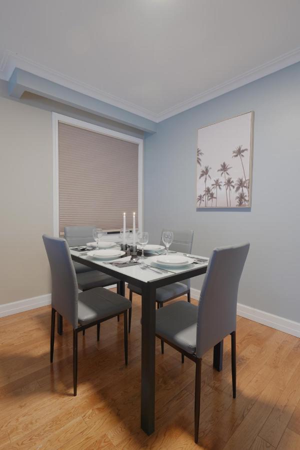 Spacious Master Bedroom with private bathroom near Finch subway station photo