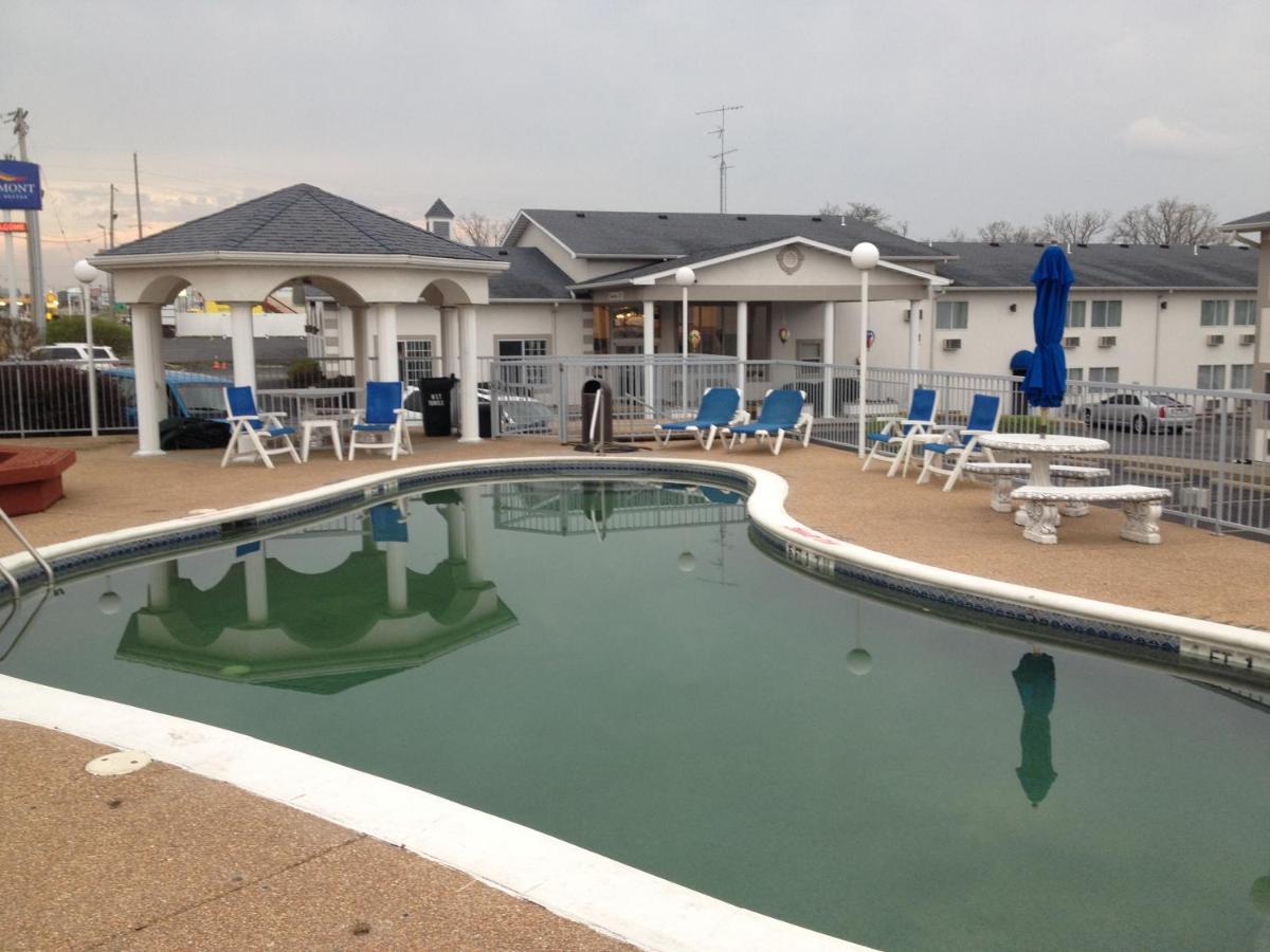 Heated swimming pool: Baymont by Wyndham Osage Beach