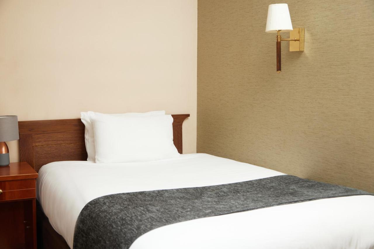 Kings Arms Hotel by Greene King Inns photo