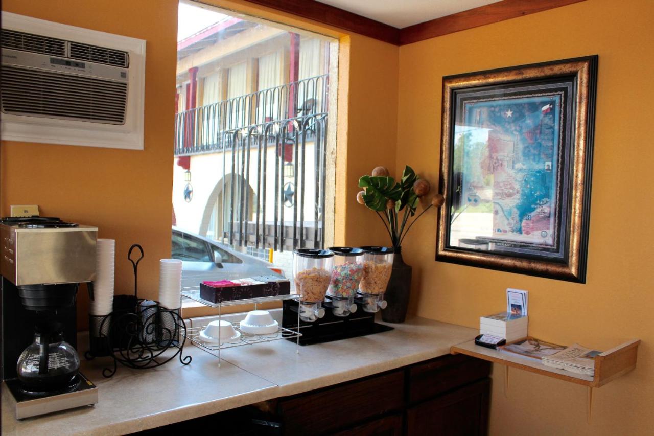 Executive Inn & Suites — photo 4
