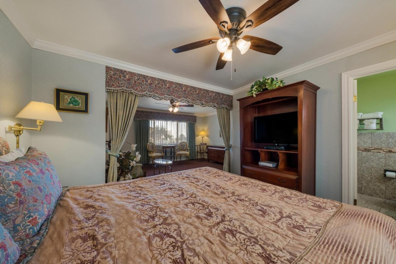 Carmel Inn & Suites — photo 16