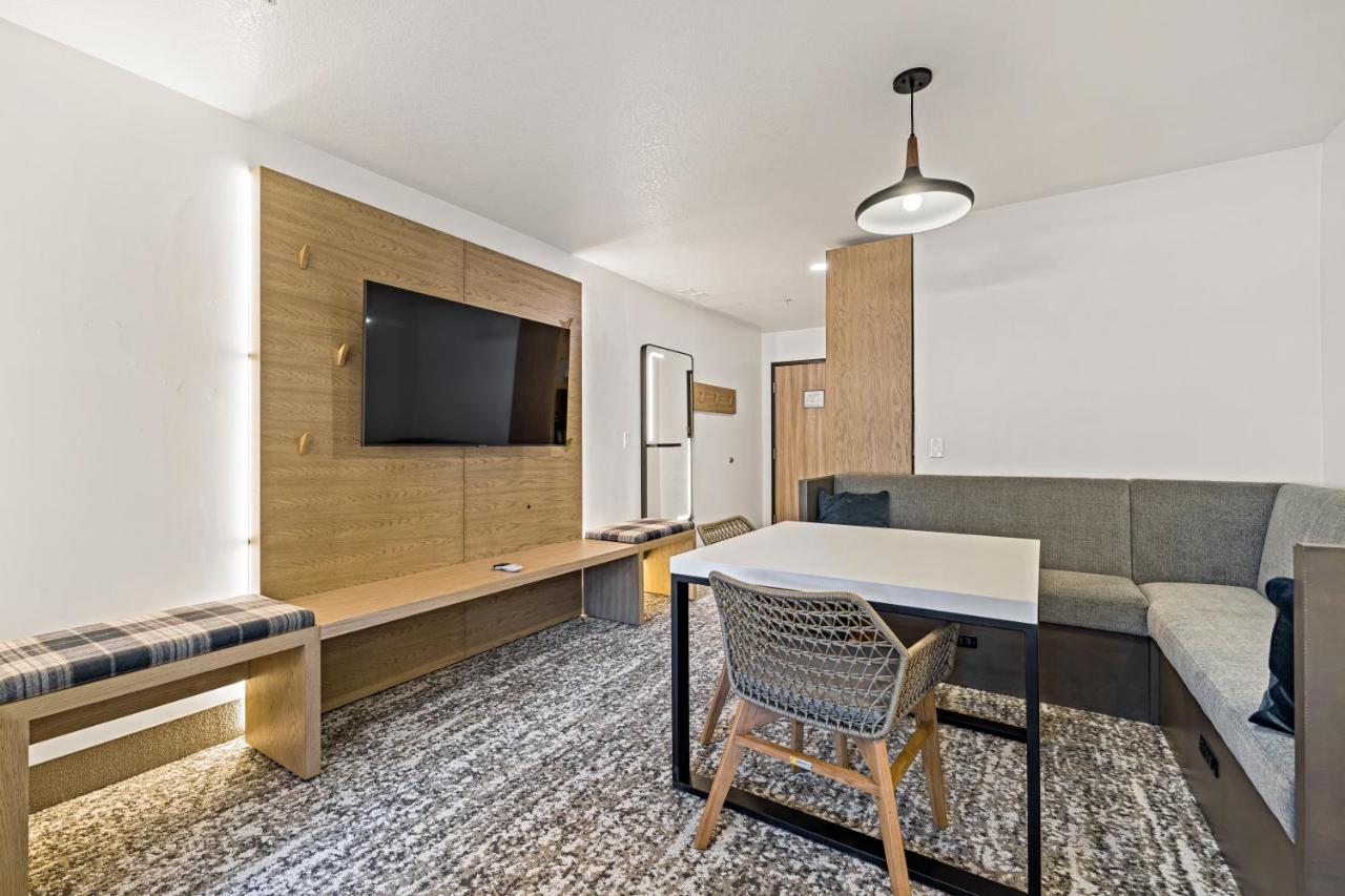 The Evergreen Hotel — photo 15