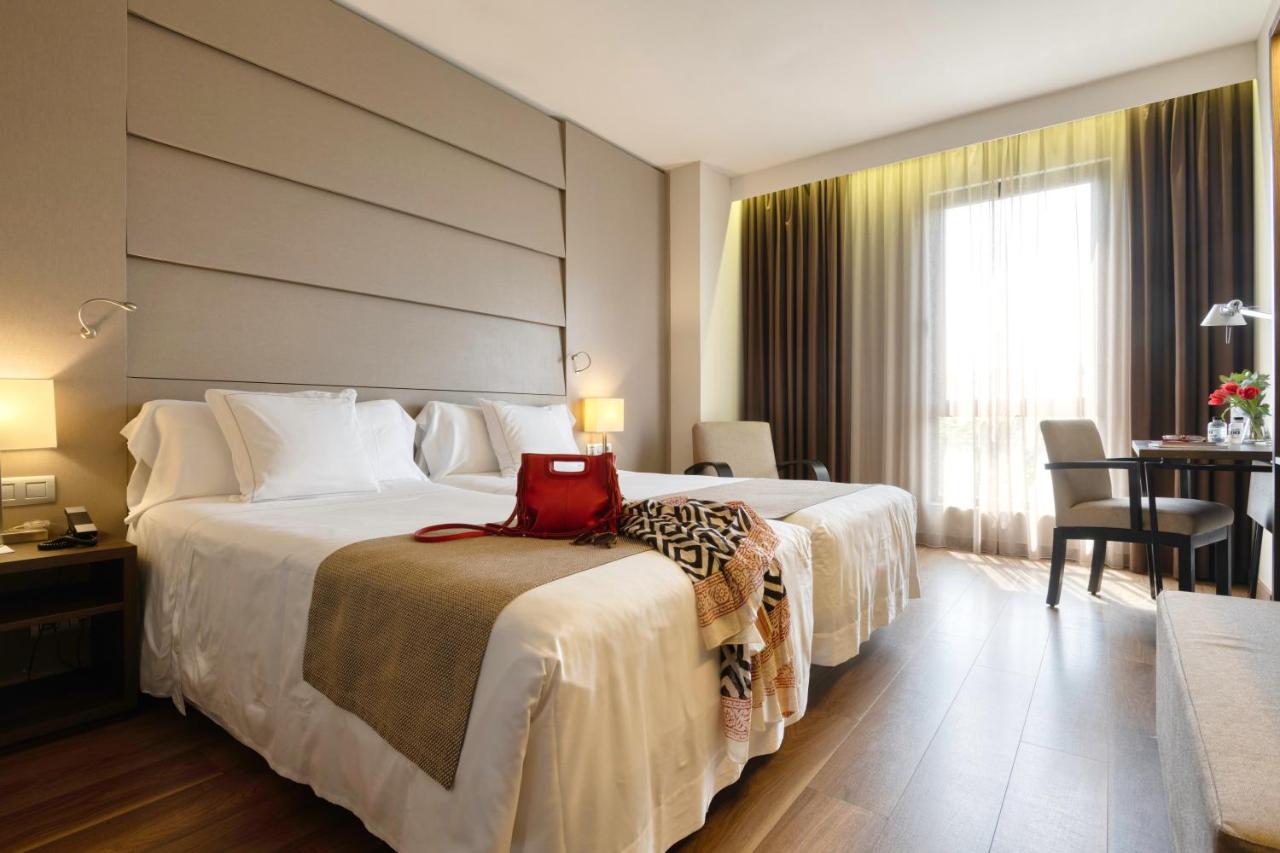 Hotel America Barcelona in Barcelona - Eleva la tua esperienza a Barcellona con viste panoramiche dal tetto e stile moderno.