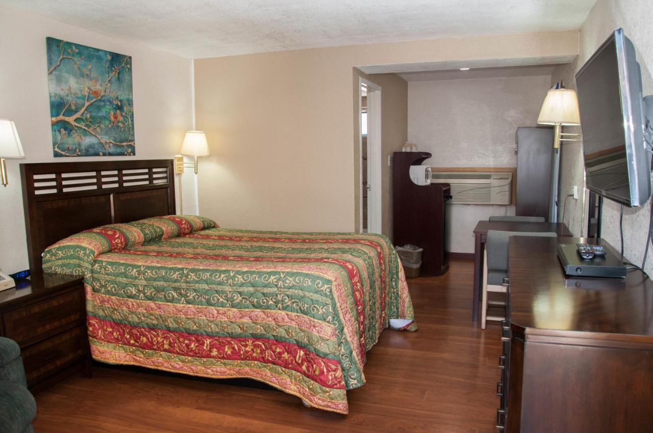 Esquire Inn — photo 17
