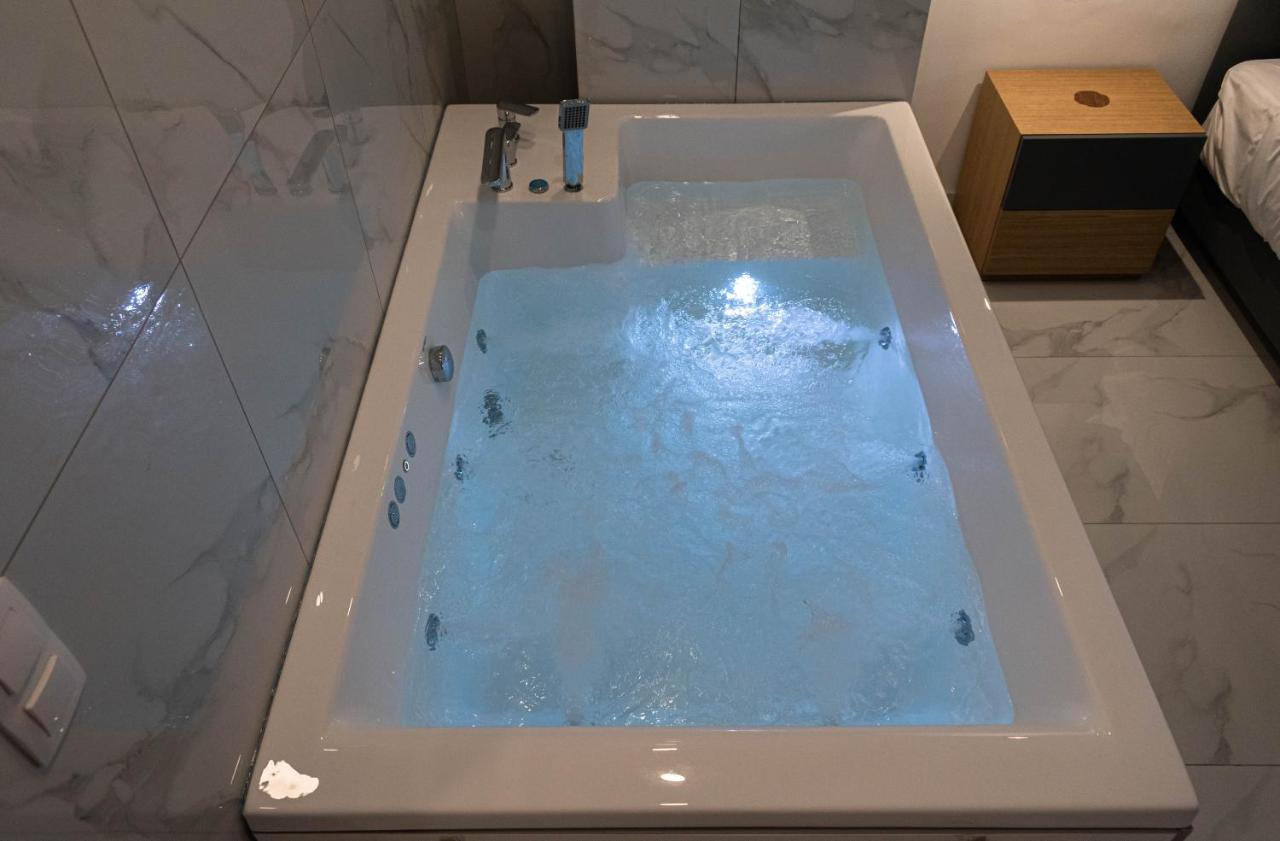 Athens Jacuzzi apartment - 4