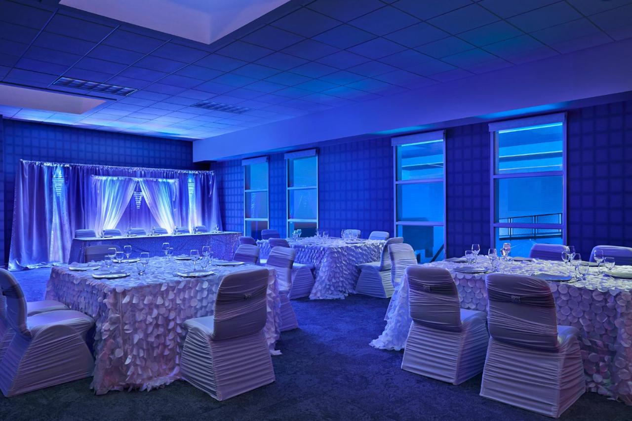 Aloft Hotel Calgary University photo