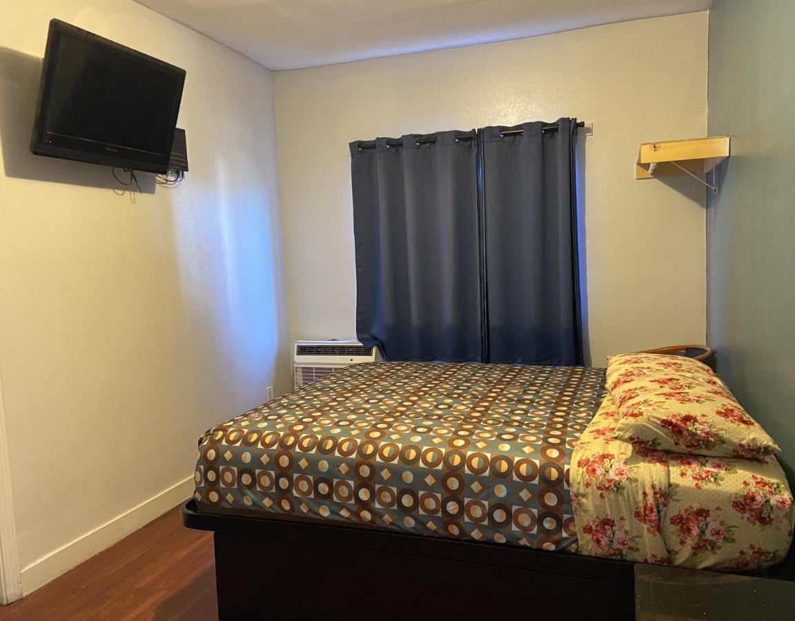 Image: Unity Hotel - No Parking & Rooms Are Upstairs