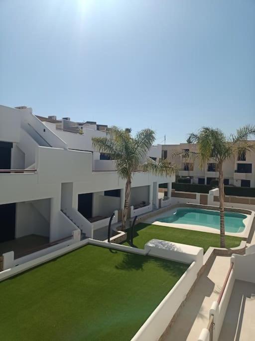 Piscina y Exterior