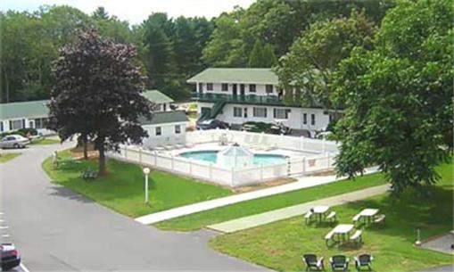 Heated swimming pool: Ne'r Beach Motel