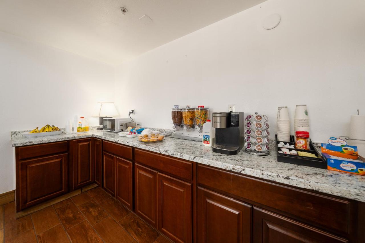 America Inn & Suites — photo 16