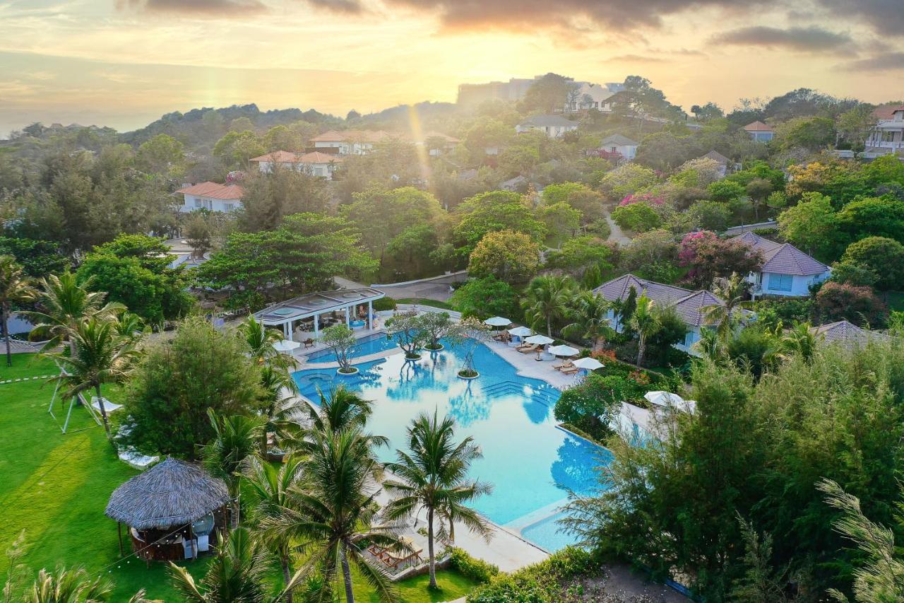 Anoasis Beach Resort không chỉ nổi bật với vị trí lý tưởng gần Bãi Sau mà còn thu hút du khách bởi không gian xanh mát