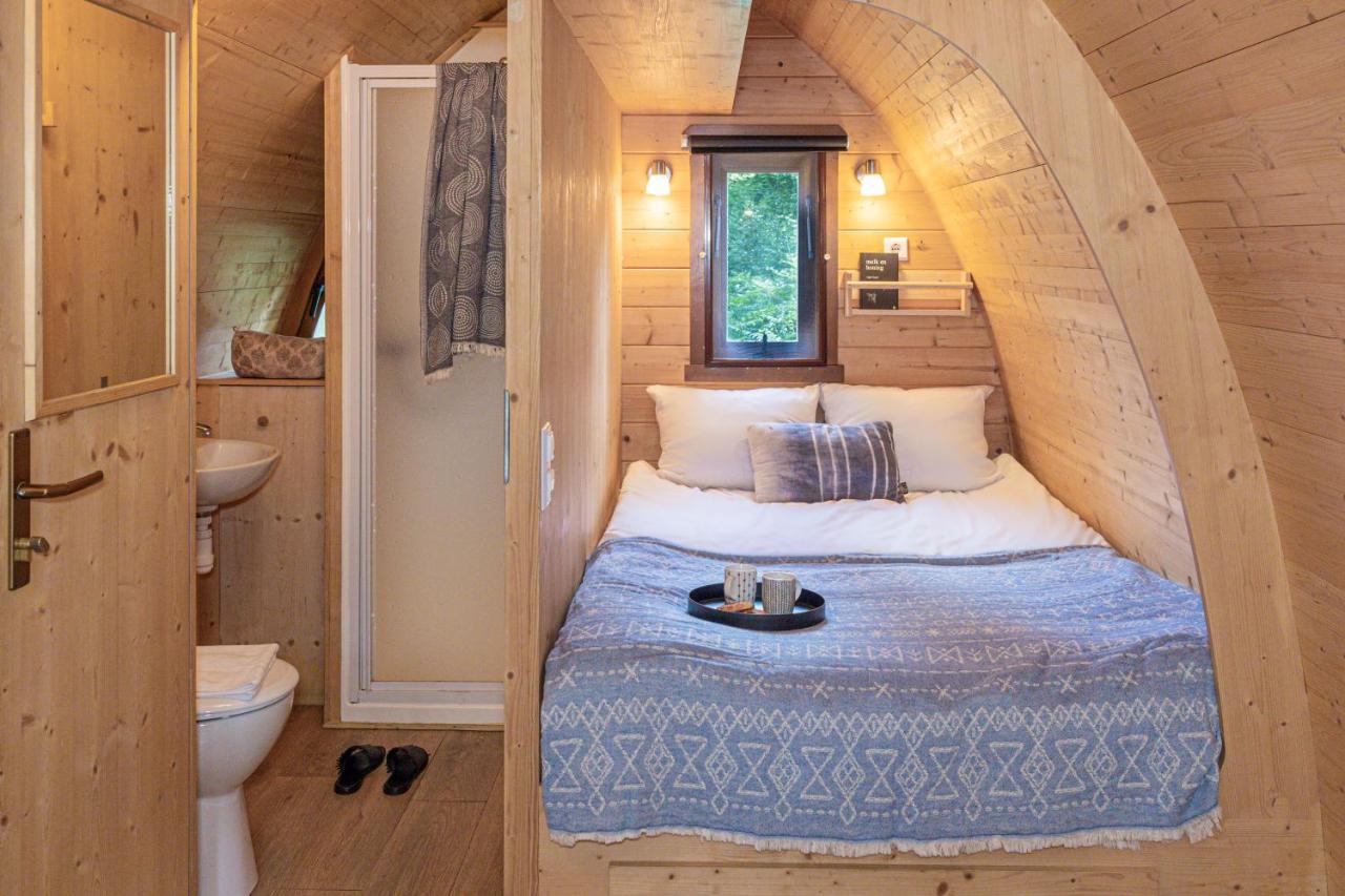 a bed in a small room in a tiny house at Buitenplaats Beekhuizen in Velp