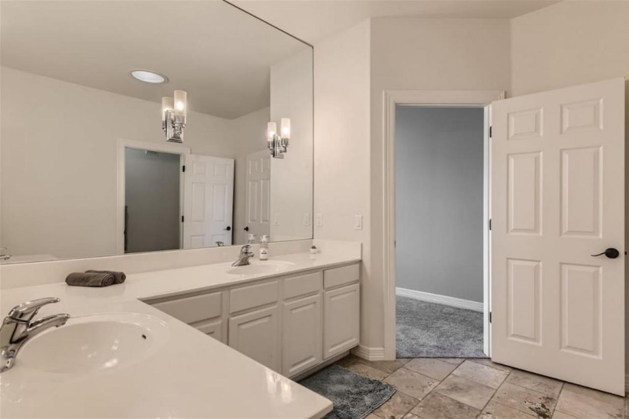 Captivating 4BR Haven with Park View near DT - 3