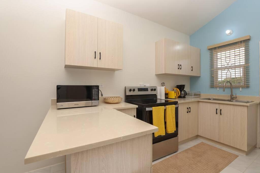 Osmax Oasis, 2 BD and 2 BA, Gated, near Puerto Seco Beach - 4