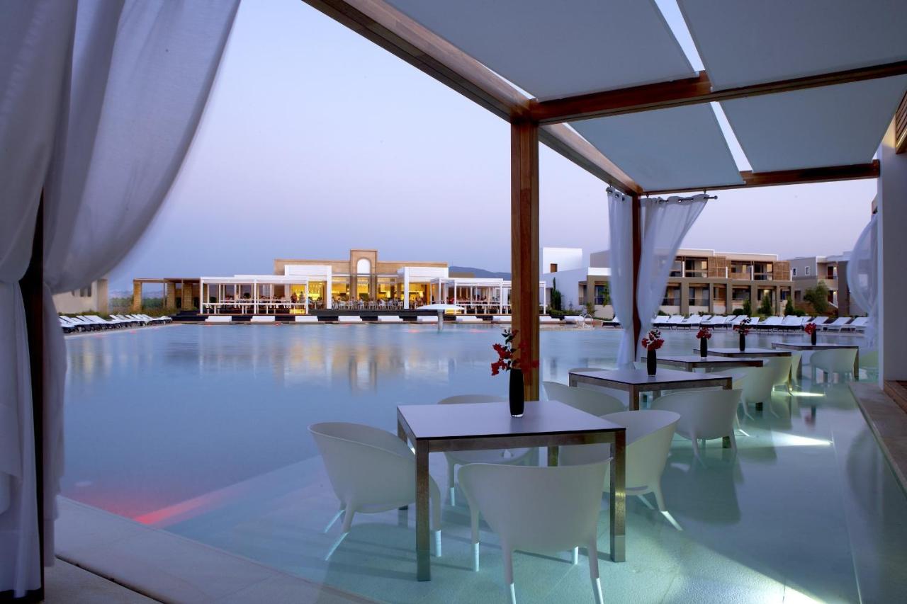 Heated swimming pool: Pelagos Suites Hotel & Spa