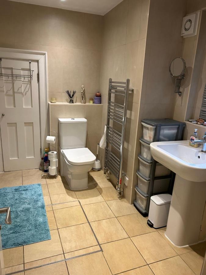 Beautiful double room in a central location next to various tube stations with breakfast and yoga options available on site - 3