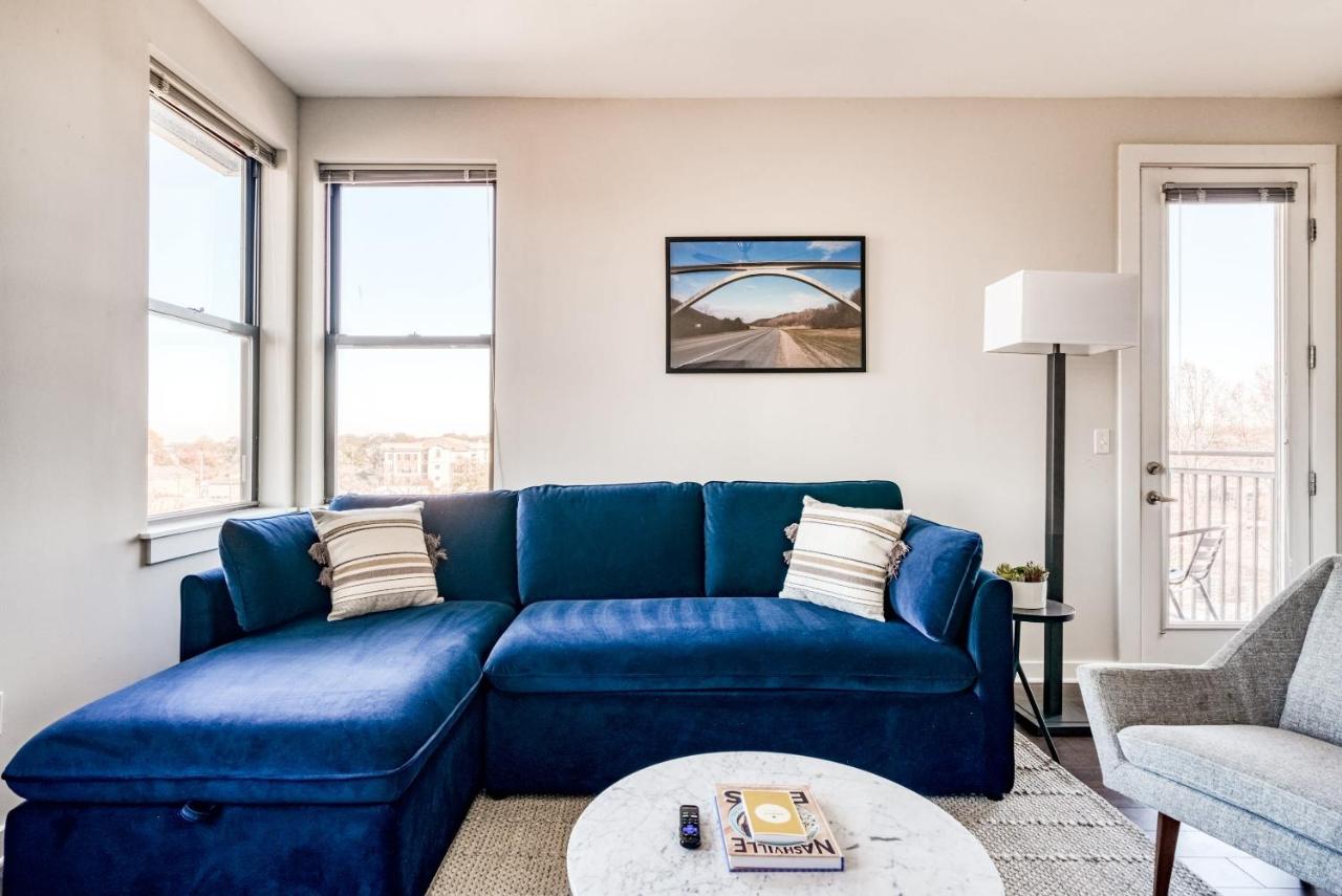 CozySuites Music Row Spacious 2BR with free parking 01