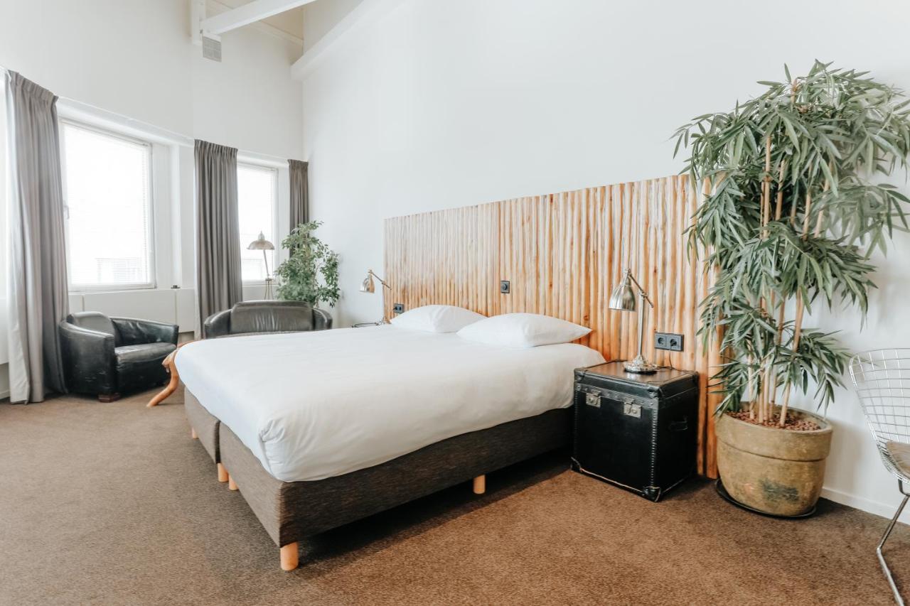 Een bed of bedden in een kamer bij Queen Hotel