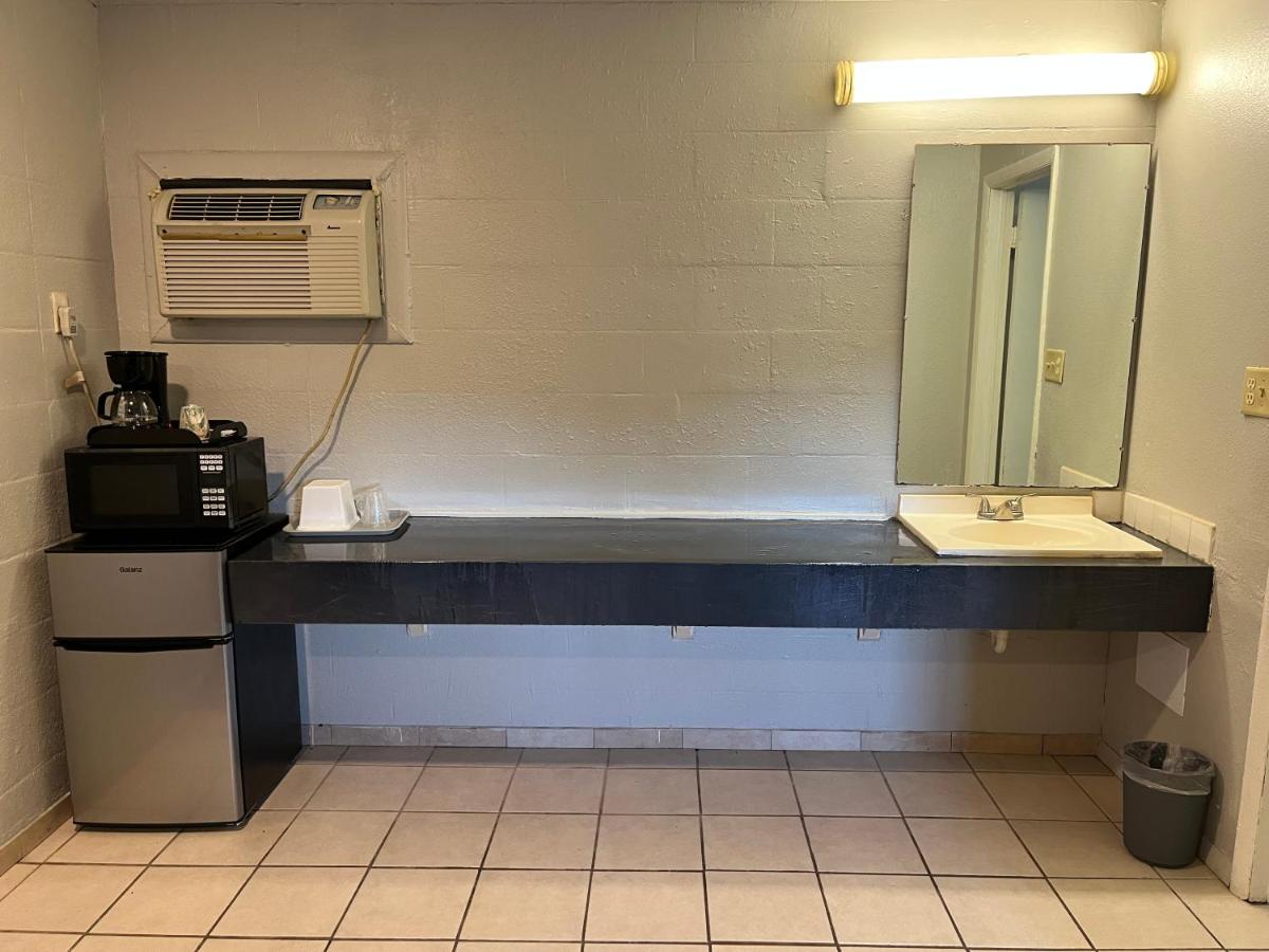 Budget Inn — photo 15