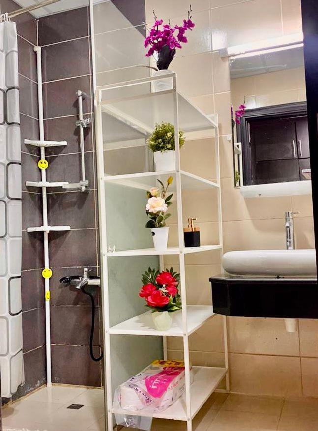 Spacious Studio Apartment in Dubai Marina with Balcony - 3