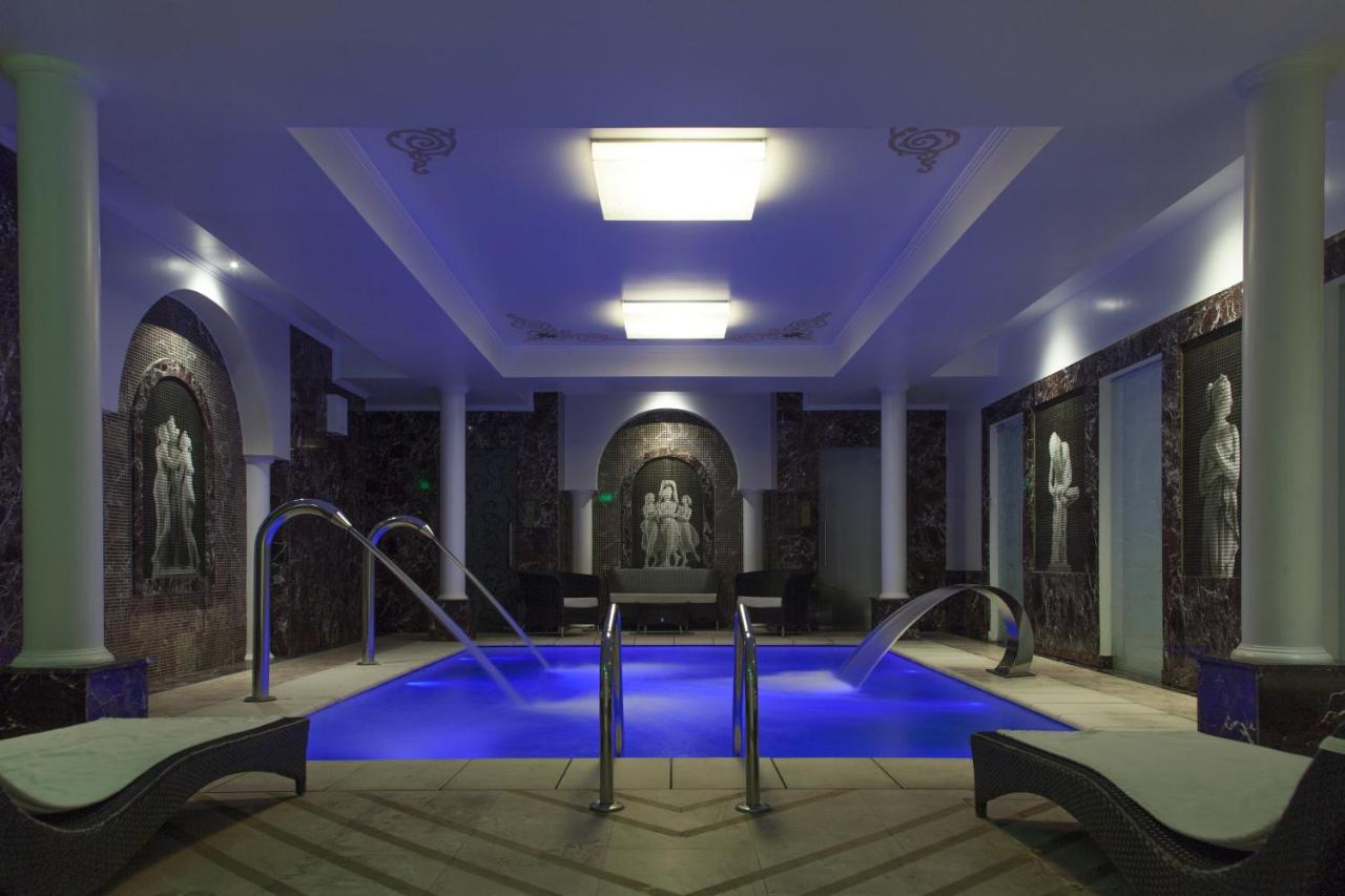 Heated swimming pool: Epoque Hotel - Relais & Chateaux