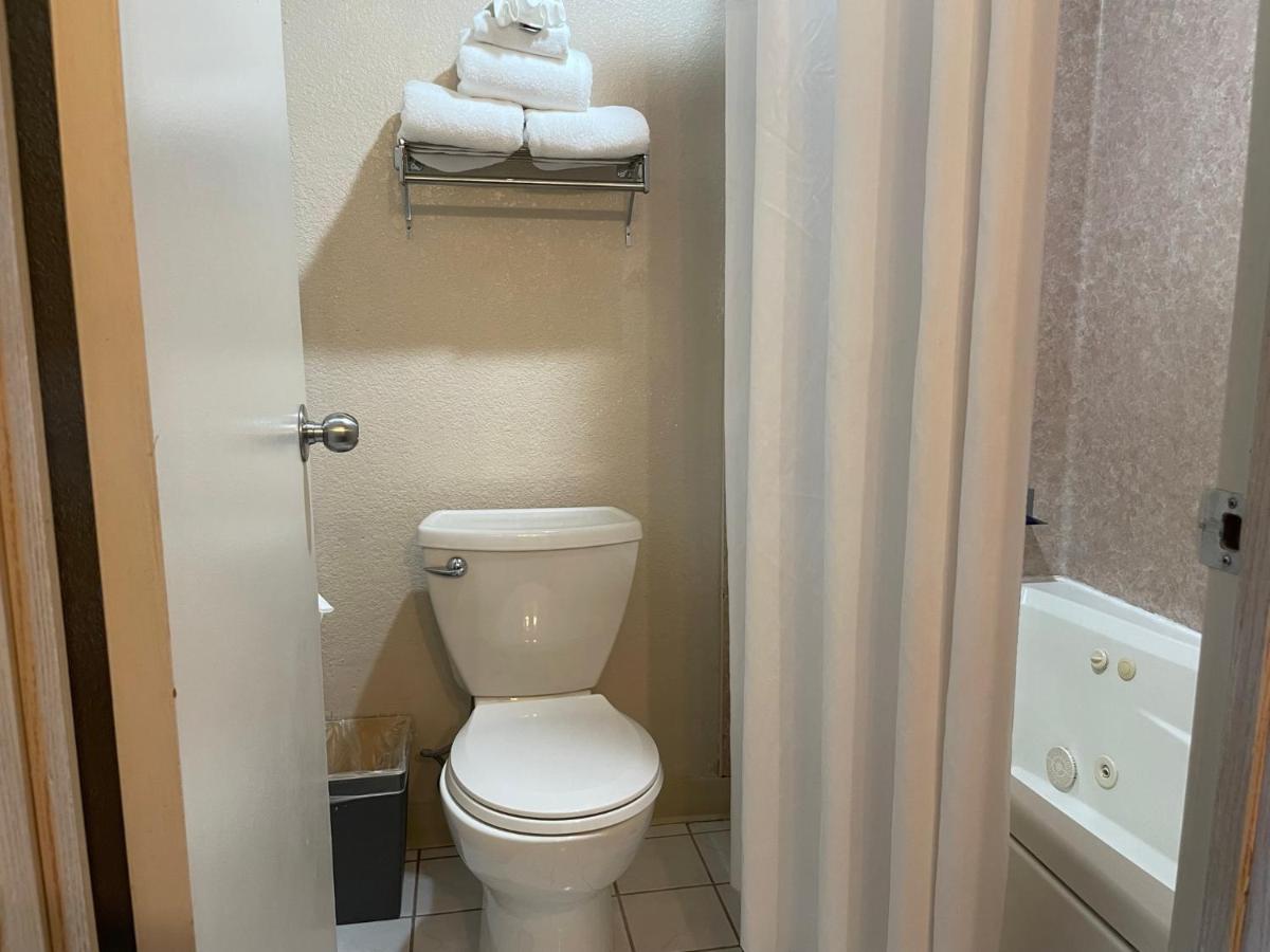 Americas Best Value Inn Lynnwood — photo 10