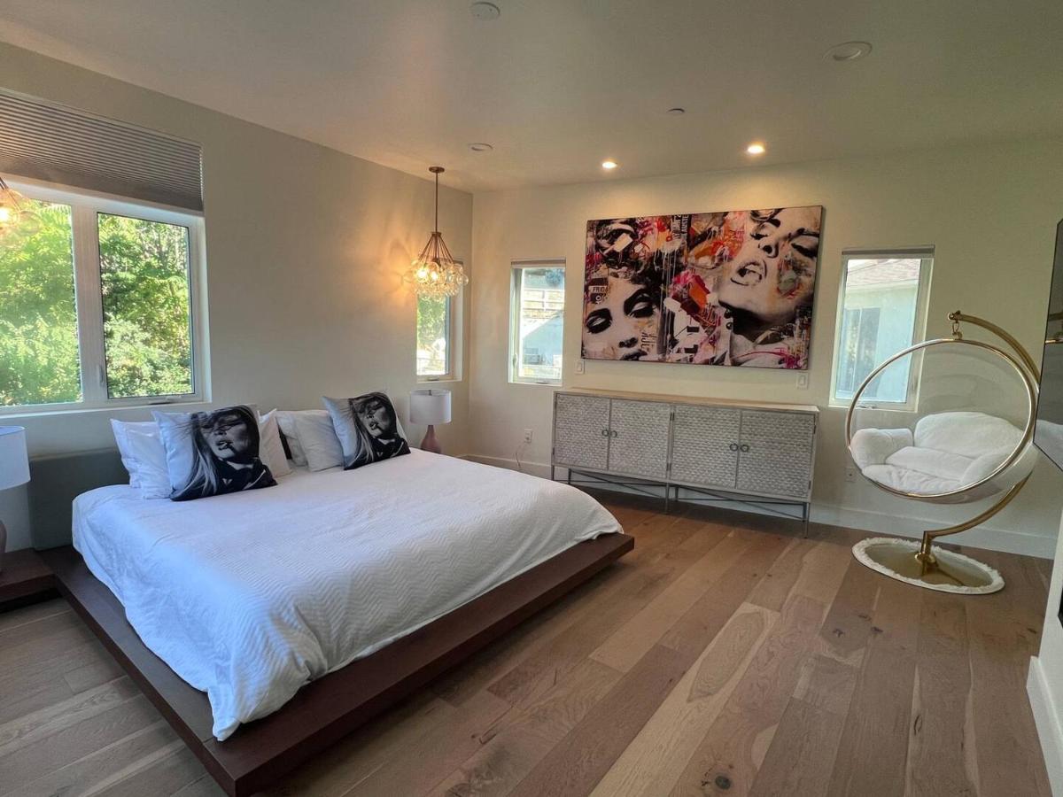 The Arts House - Private and Gated Home in Silver Lake with Pool & Views - 2