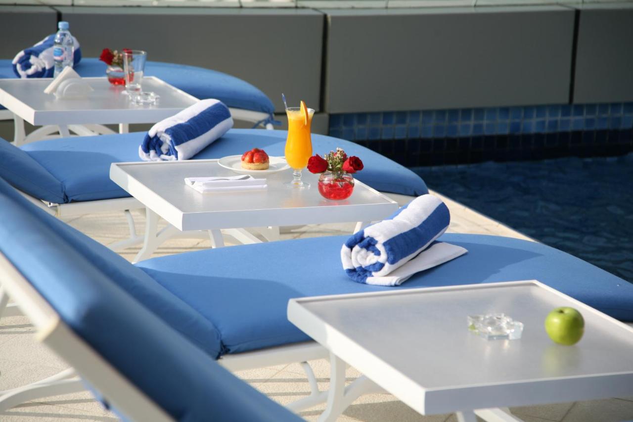 Rooftop swimming pool: Samaya Hotel Deira