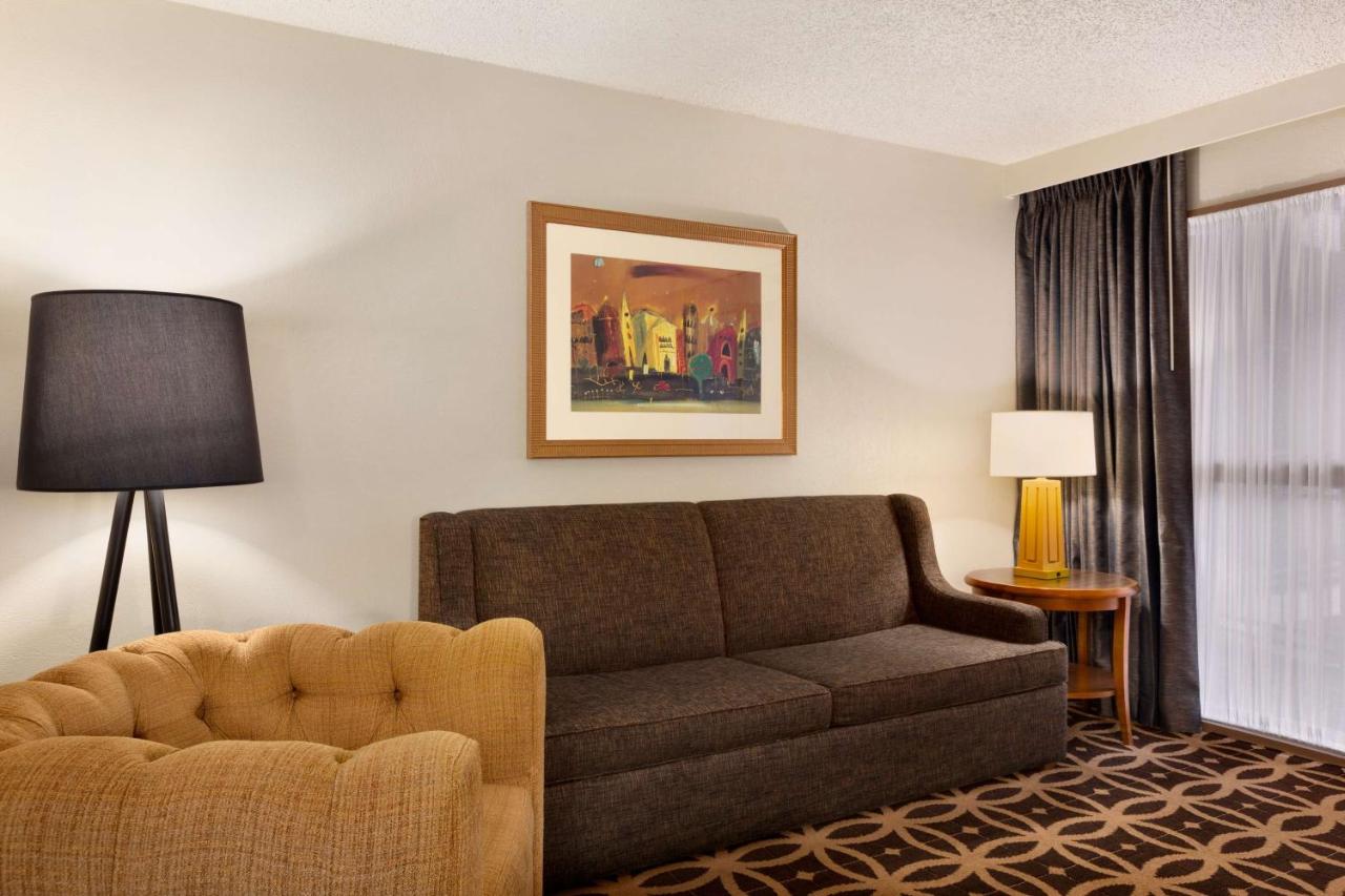 Embassy Suites Dallas - DFW International Airport South - Laterooms