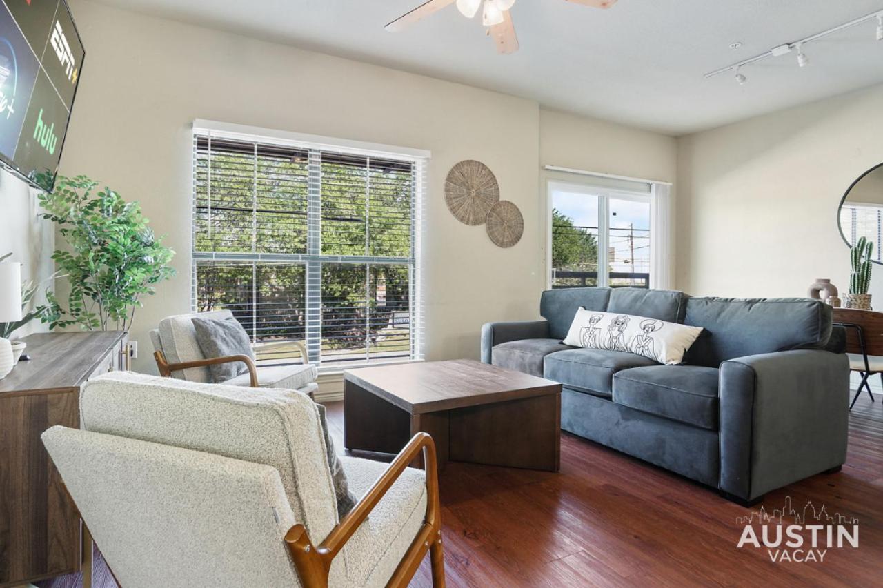 Dual Urban Oasis 8BR in Vibrant North Loop Hub - 2