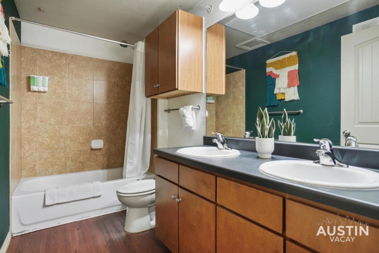 Dual Urban Oasis 8BR in Vibrant North Loop Hub - 3