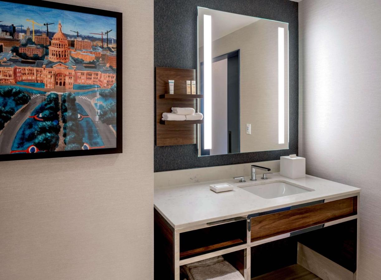 Hilton Garden Inn Austin University Capitol District - 3